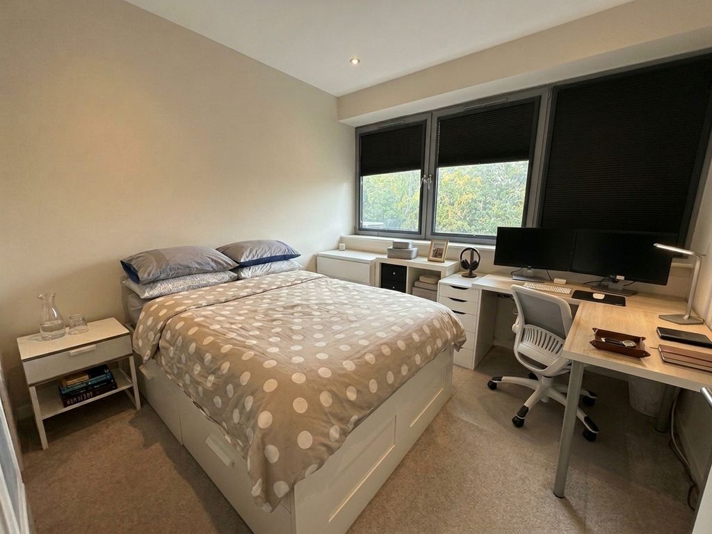 Flat Preston Court in Greater London