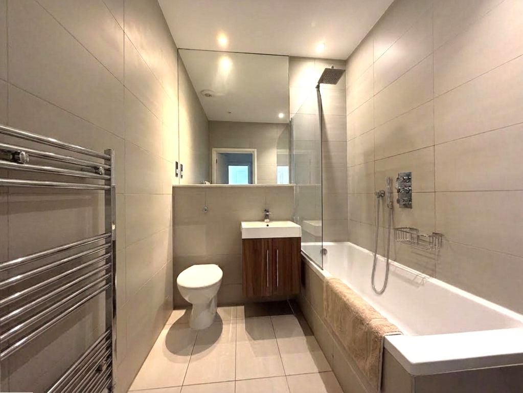 Flat Preston Court in Greater London