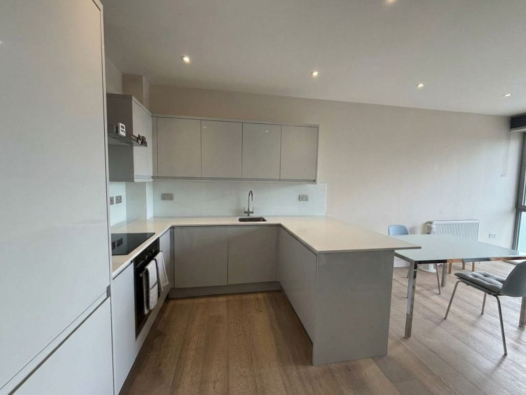 Flat Preston Court in Greater London