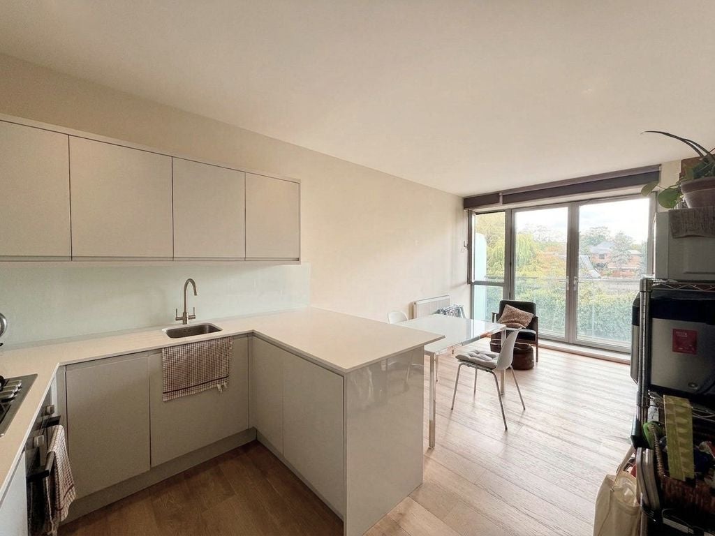 Flat Preston Court in Greater London