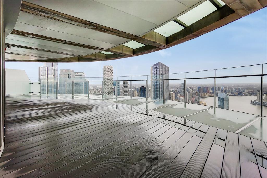 Flat Crossharbour Plaza in Greater London