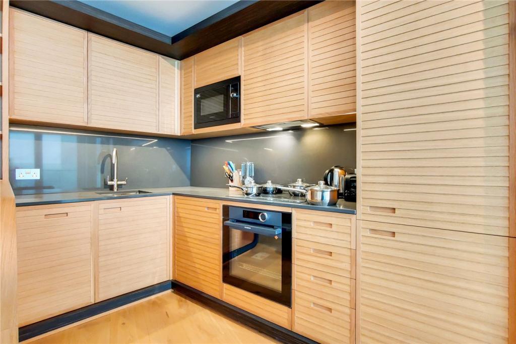 Flat Crossharbour Plaza in Greater London