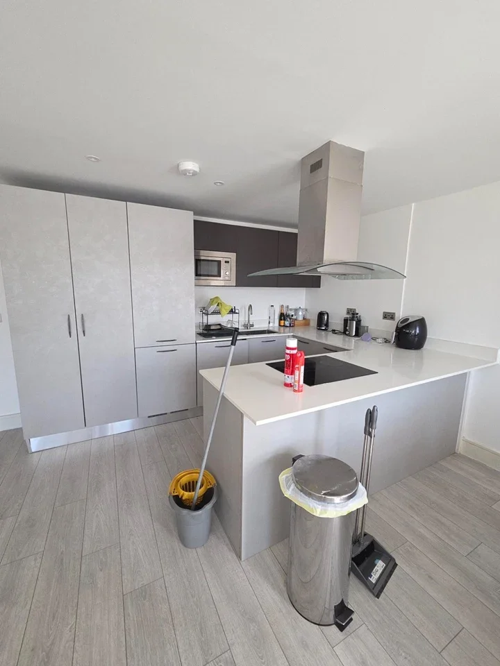 Flat Hyde Road in Greater London
