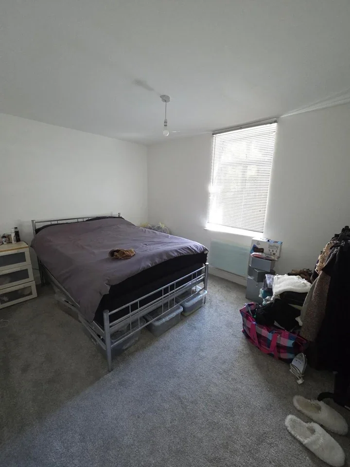 Flat Hyde Road in Greater London