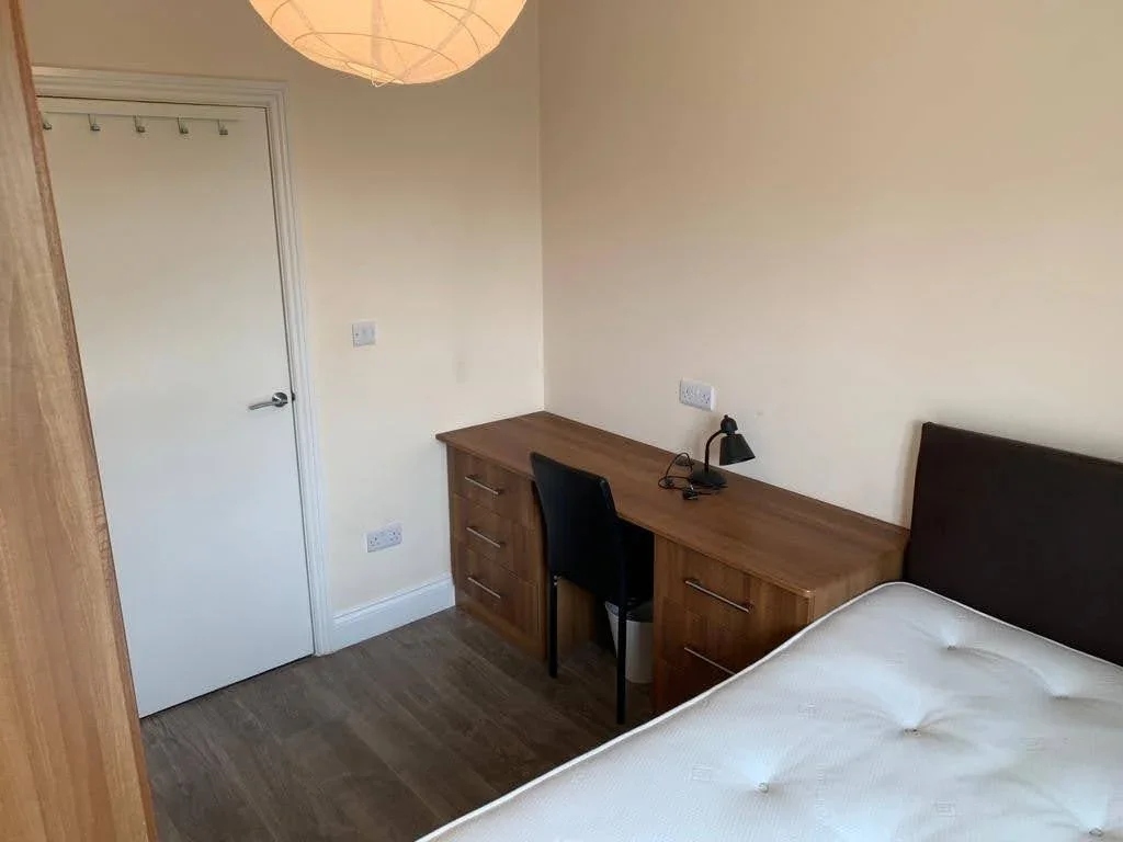 Room Roberta Street in Greater London