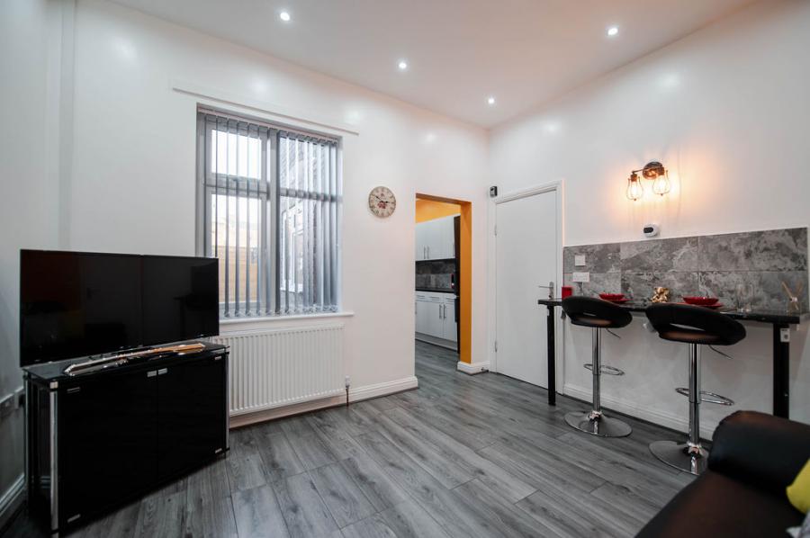 Room Wilfred Road in Salford