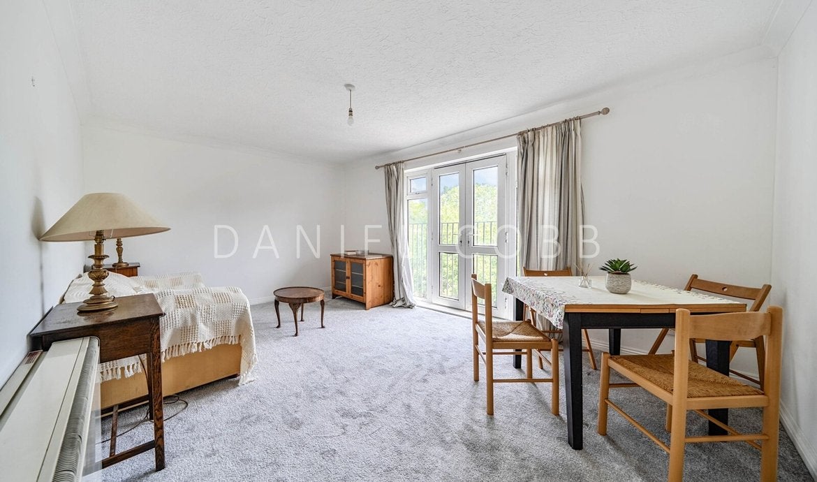 Flat Albany Road in Greater London