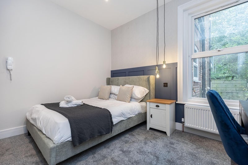 Room Ashley Road in Poole