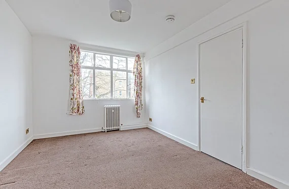 Flat Rockley Court in Greater London