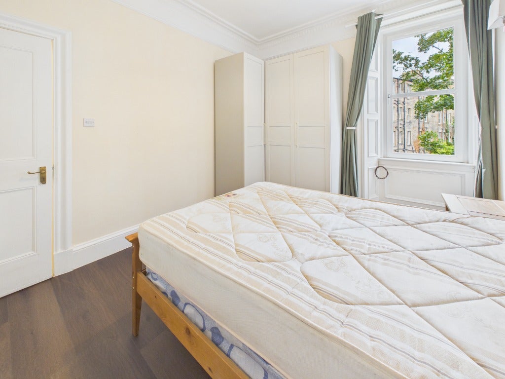 Flat Iona Street in City of Edinburgh