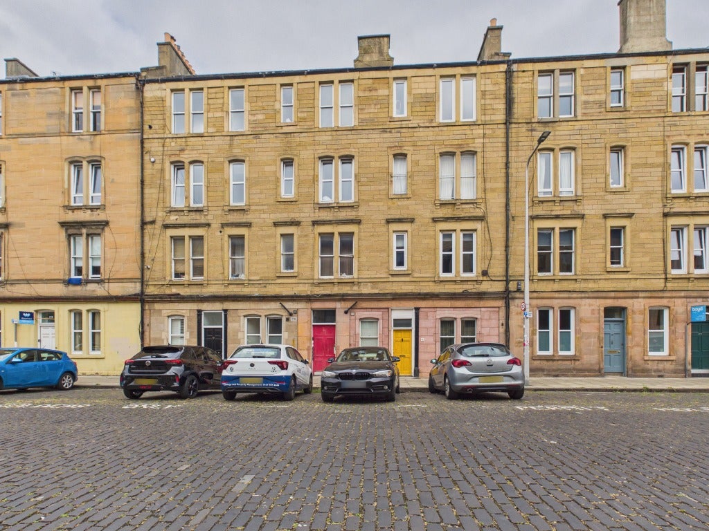 Flat Iona Street in City of Edinburgh