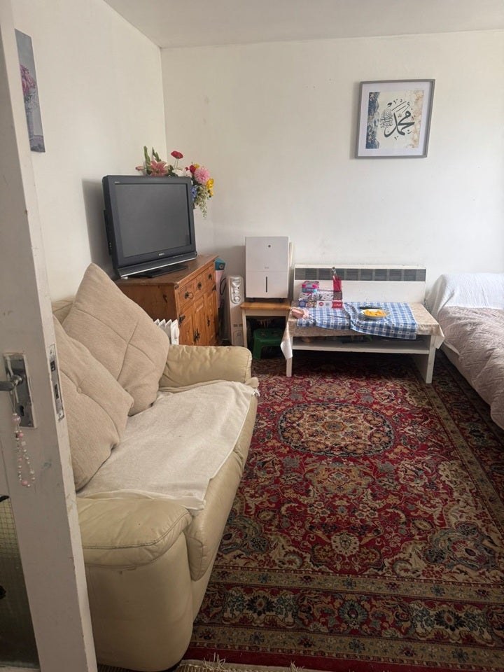 Flat Victoria Avenue in Greater London