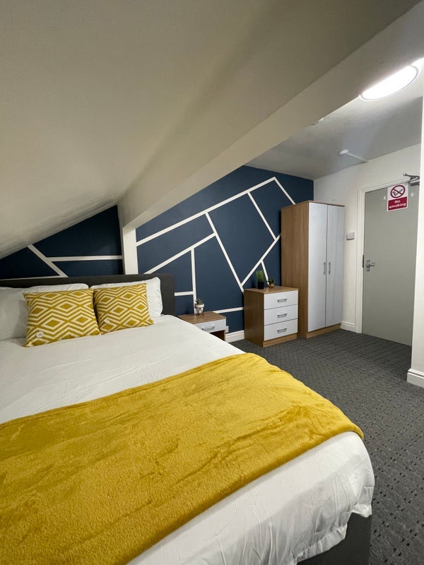 Room Tonge Moor Road in Bolton