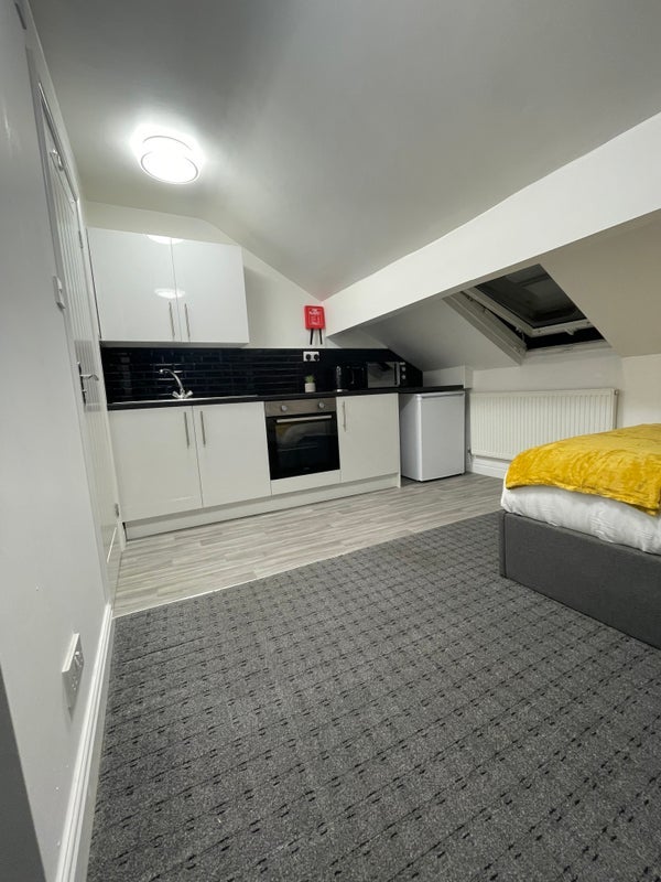 Room Tonge Moor Road in Bolton