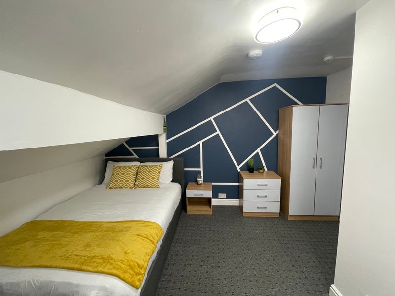 Room Tonge Moor Road in Bolton