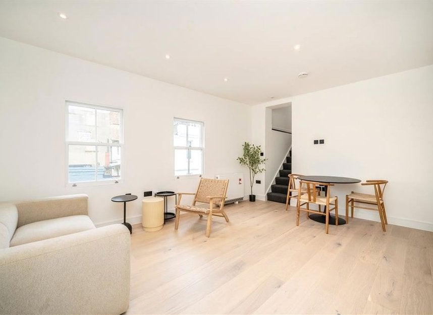 Flat Ellsworth Street in Greater London
