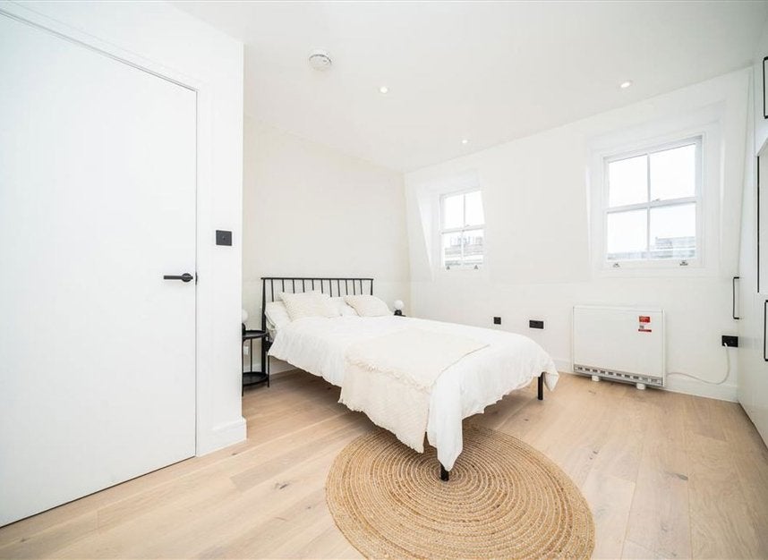 Flat Ellsworth Street in Greater London