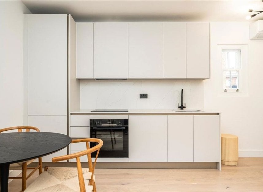 Flat Ellsworth Street in Greater London