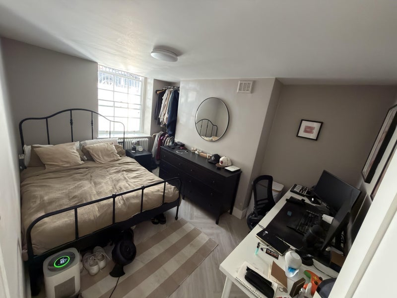 Room Cable Street in Greater London