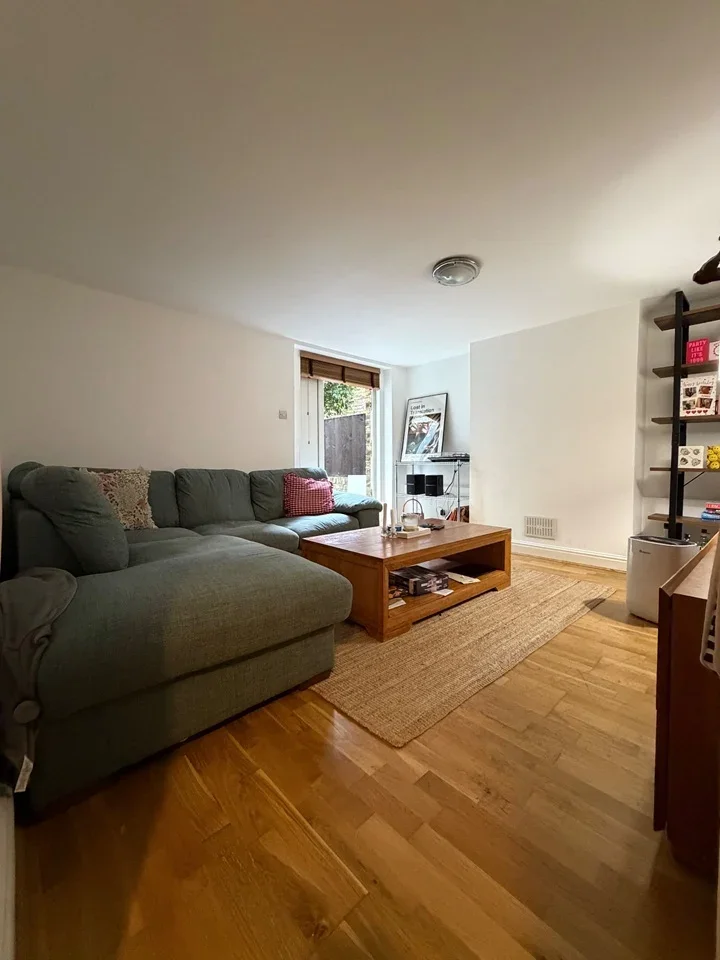 Flat Monnery Road in Greater London