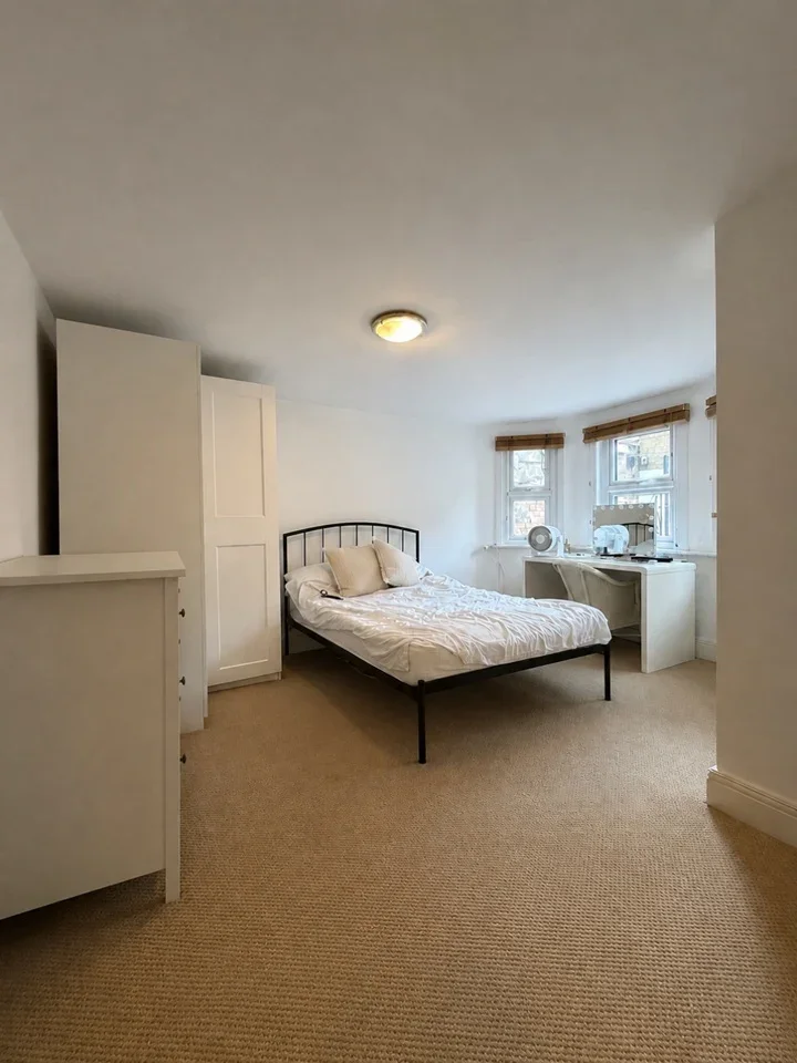 Flat Monnery Road in Greater London