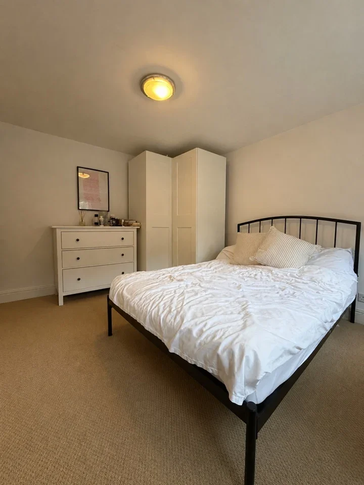 Flat Monnery Road in Greater London