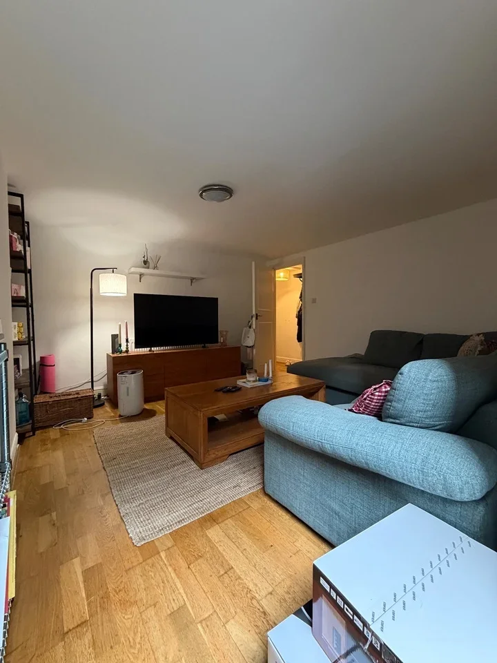 Flat Monnery Road in Greater London