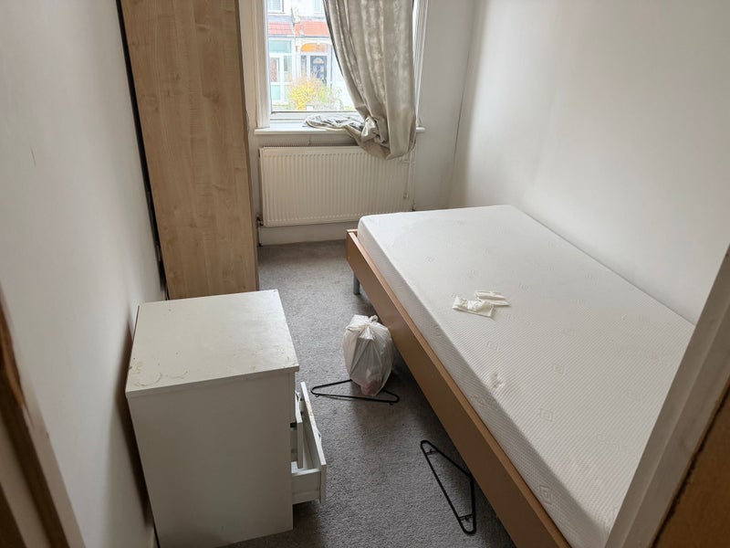 Room Seely Road in Greater London