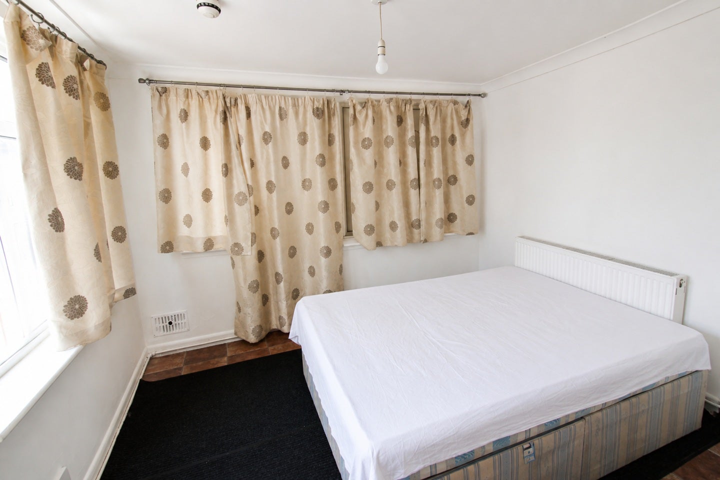 Flat Munster Avenue in Greater London
