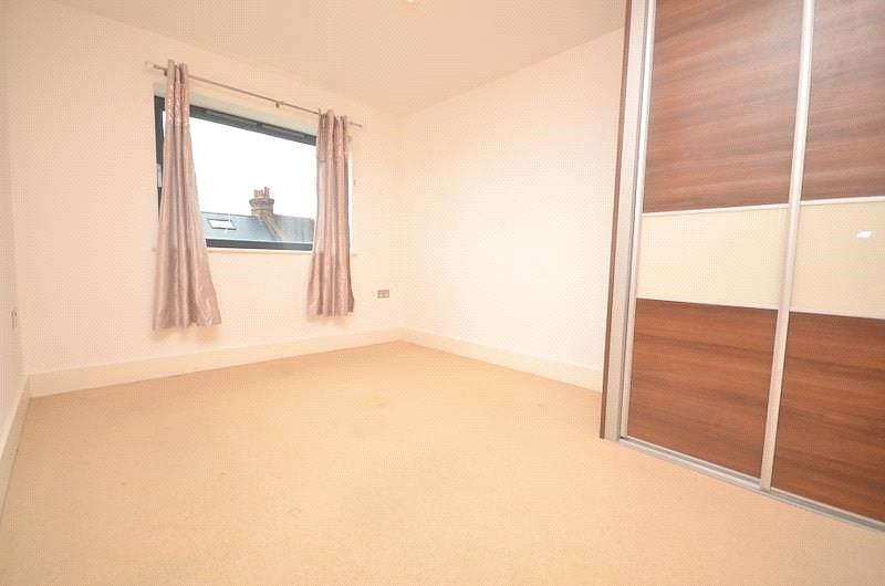 Flat Branfill Road in Greater London