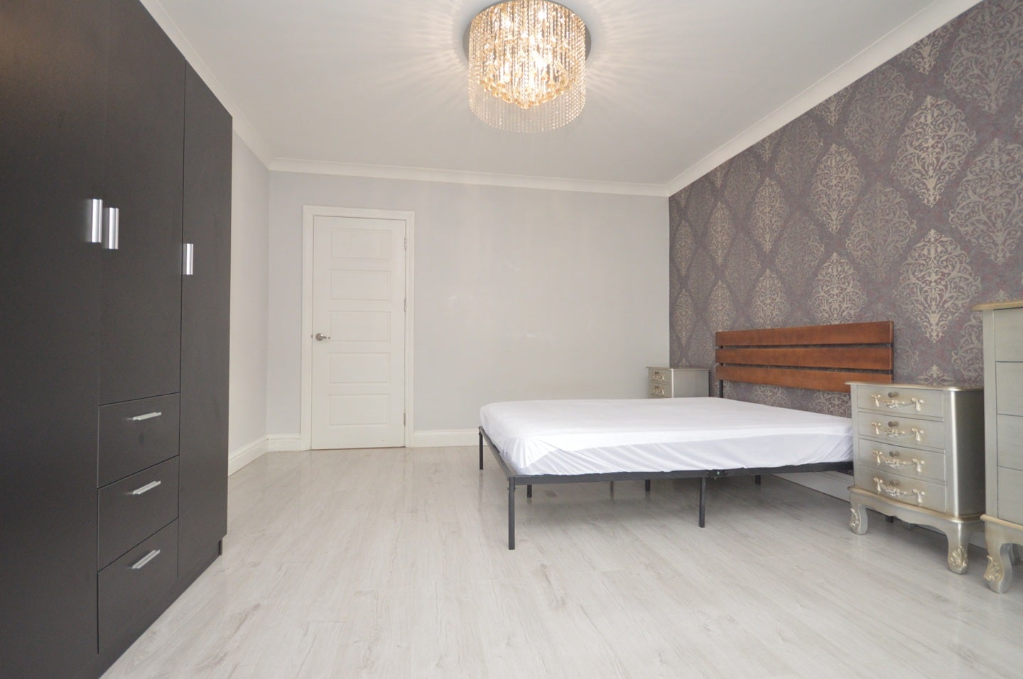 Flat Wincanton Gardens in Greater London