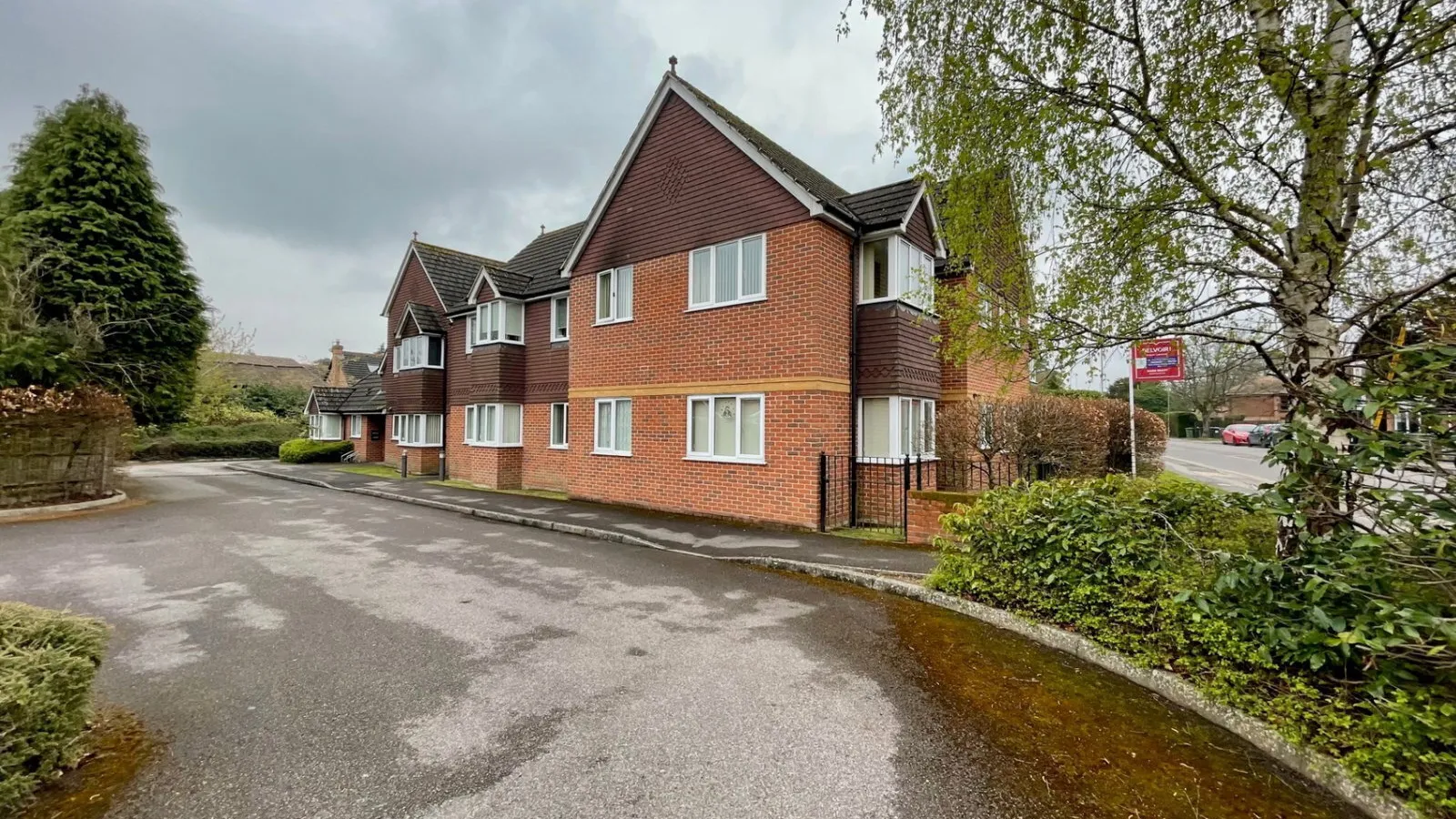 Flat Landseer Court in Basingstoke and Deane
