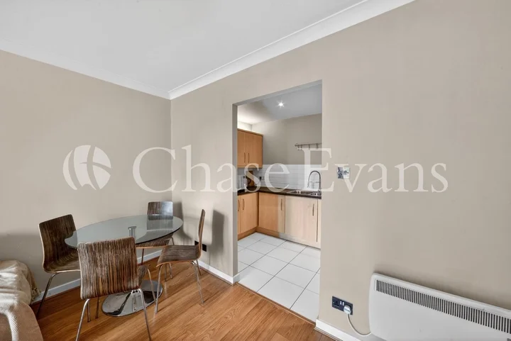 Flat Prestons Road in Greater London