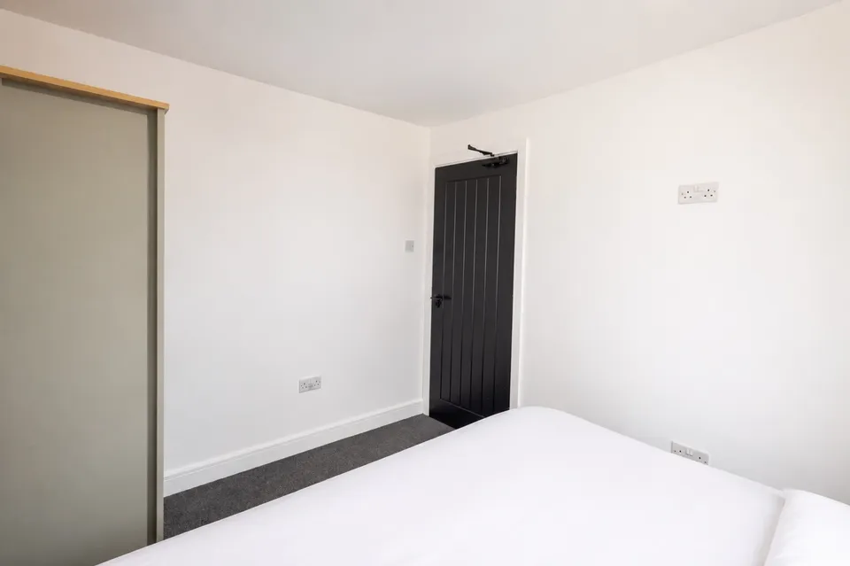Room Whinmoor Crescent in Leeds