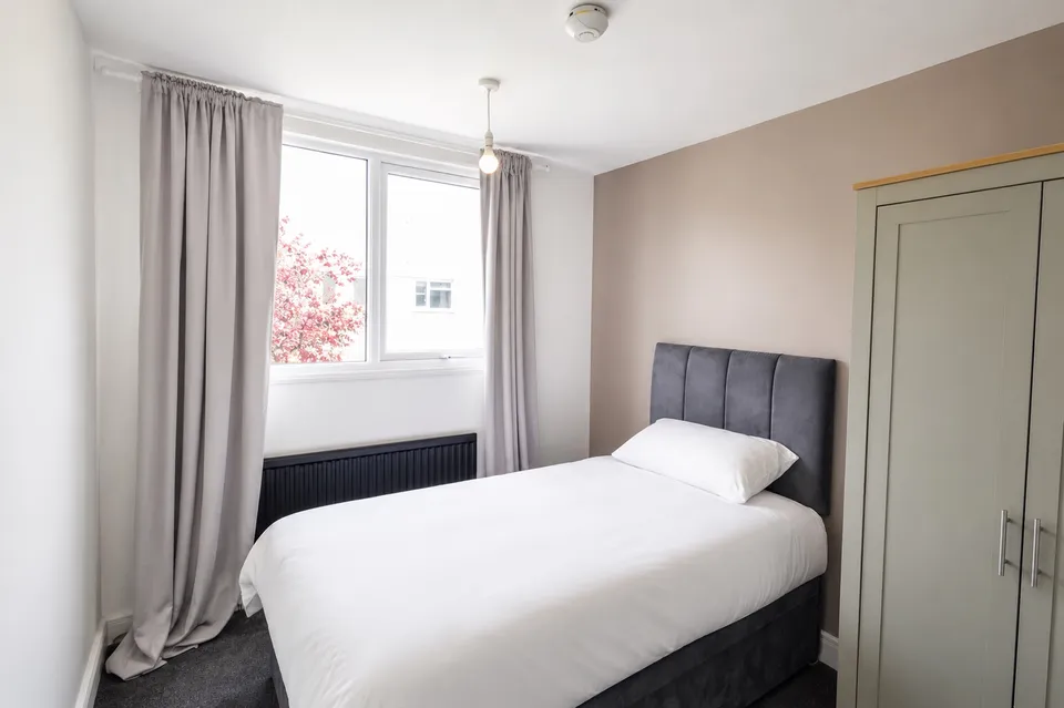 Room Whinmoor Crescent in Leeds