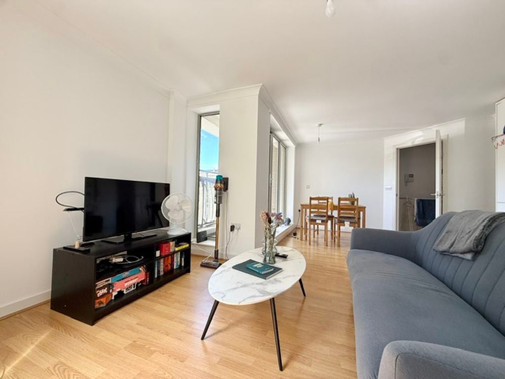 Flat Phelp Street in Greater London