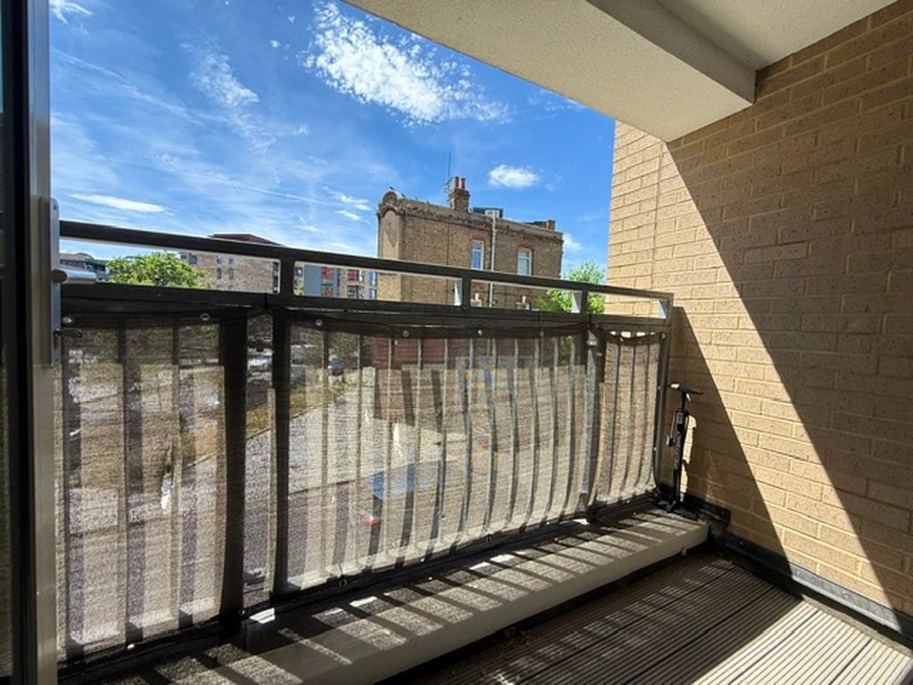 Flat Phelp Street in Greater London