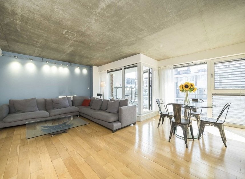 Flat Micawber Street in Greater London
