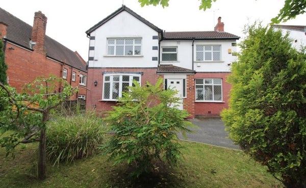 House Brownberrie Avenue in Leeds