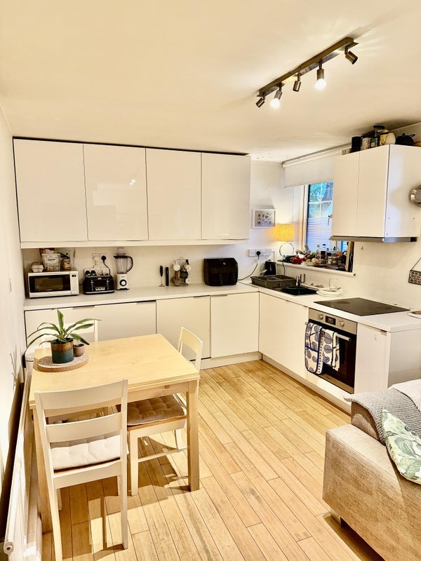 Room Ebbisham Drive in Greater London