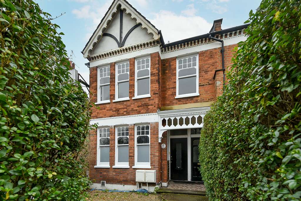 Flat Weir Road in Greater London