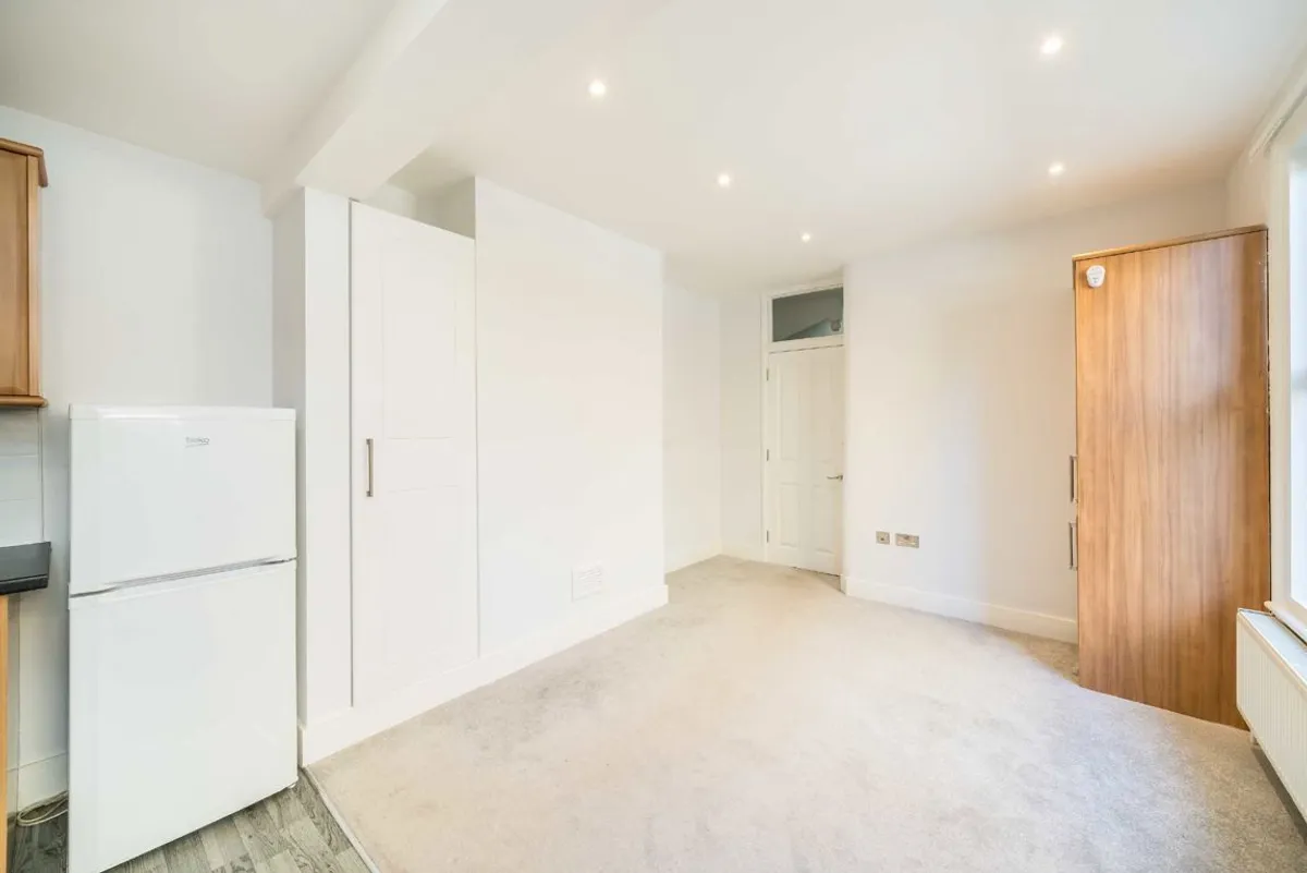 Flat Radbourne Road in Greater London