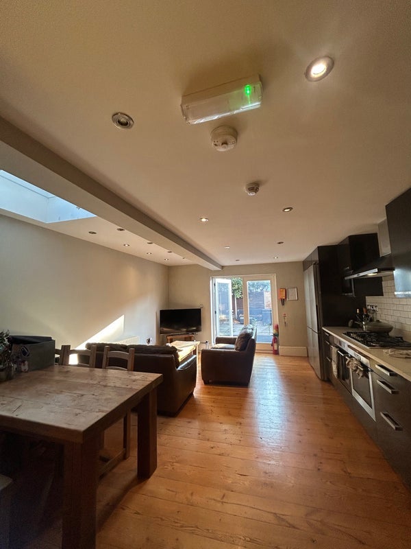 Room Fairland Road in Greater London