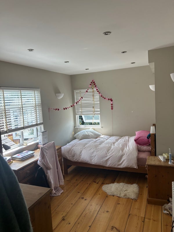 Room Fairland Road in Greater London
