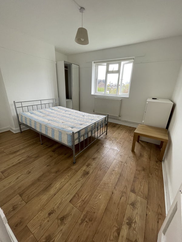 Room Ashfield Road in Greater London