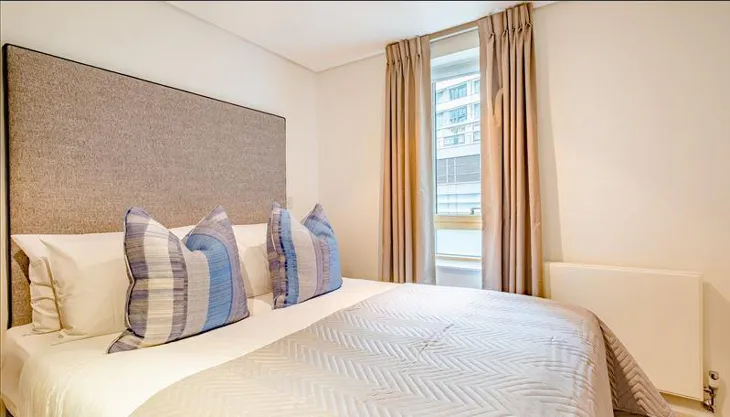 Flat Merchant Street in Greater London