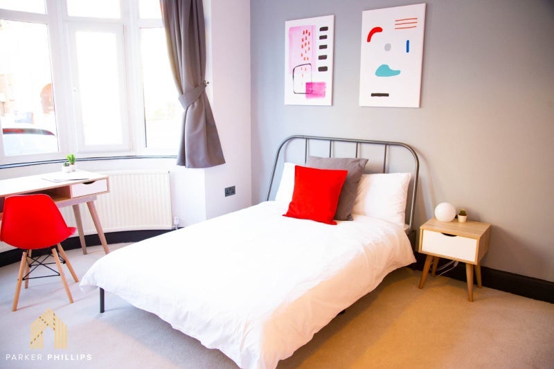 Room Ashfield Road in Greater London