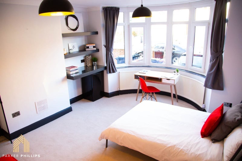 Room Ashfield Road in Greater London