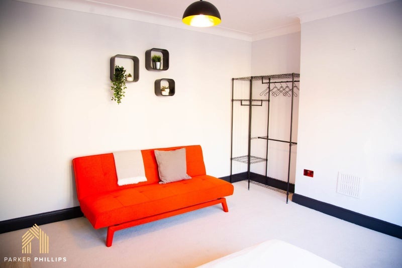 Room Ashfield Road in Greater London