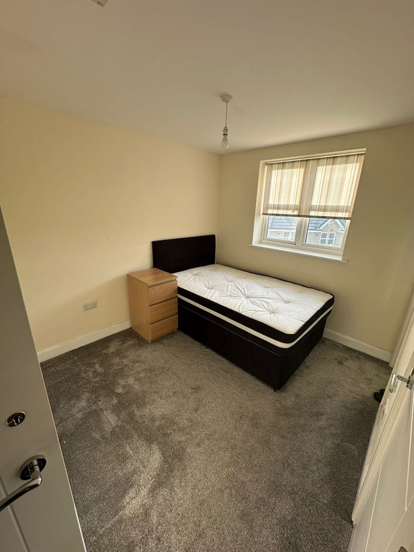 Room Fenby Grove in Bradford